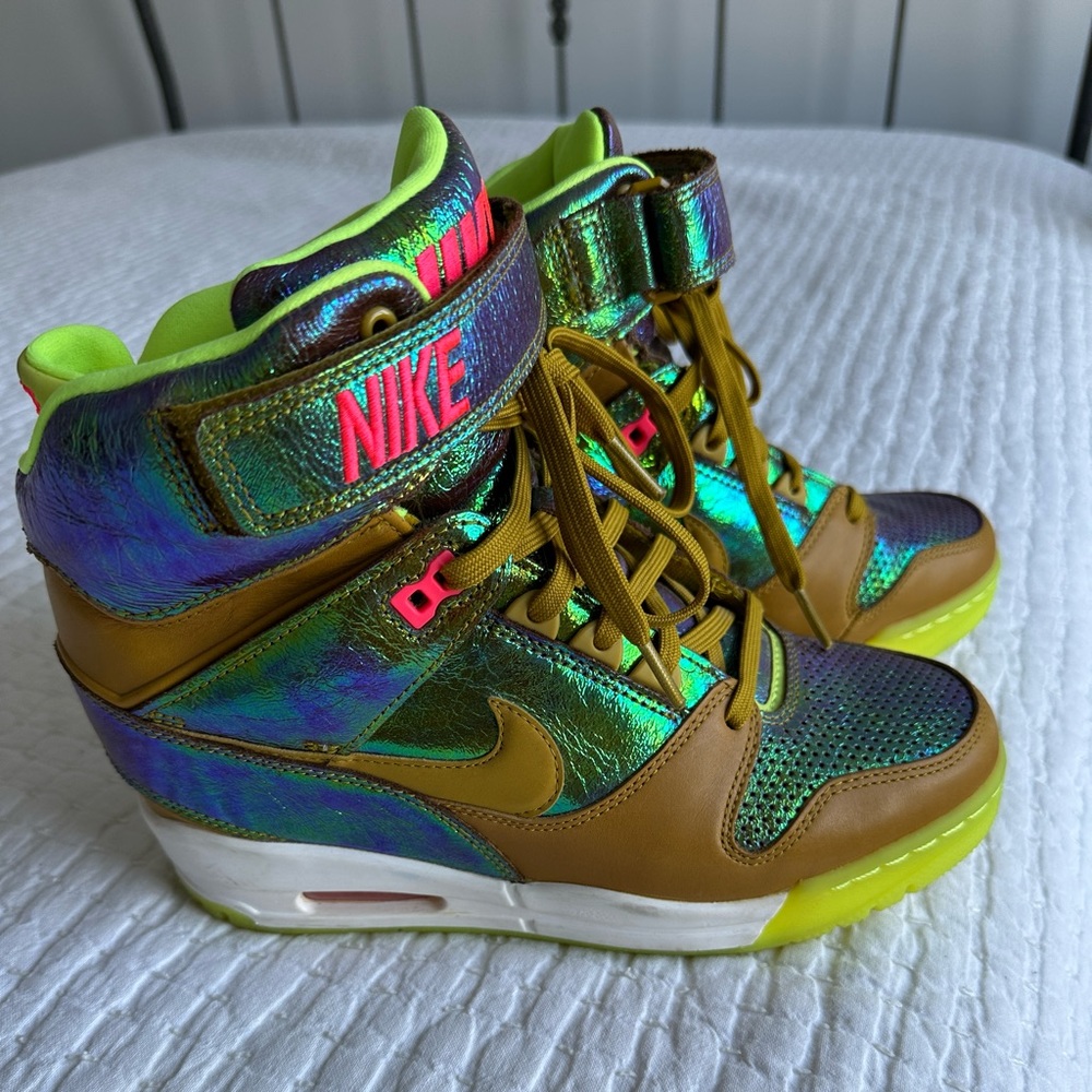 RARE Nike Air Revolution Sky Hi WORLD CUP GOLD TROPHY PACK sneakers - W size 9